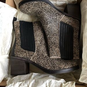NWT UGG Camden exotic boots B&W